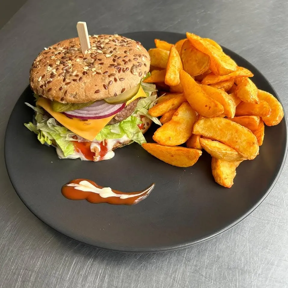 Burger de vită cu cartofi prăjiți